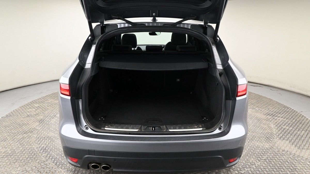 Jaguar F-PACE Image 10