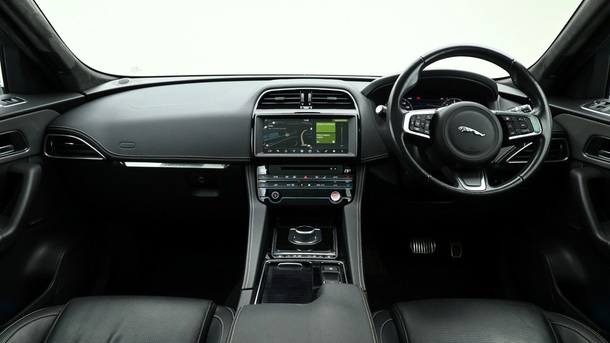 Jaguar F-PACE Image 14
