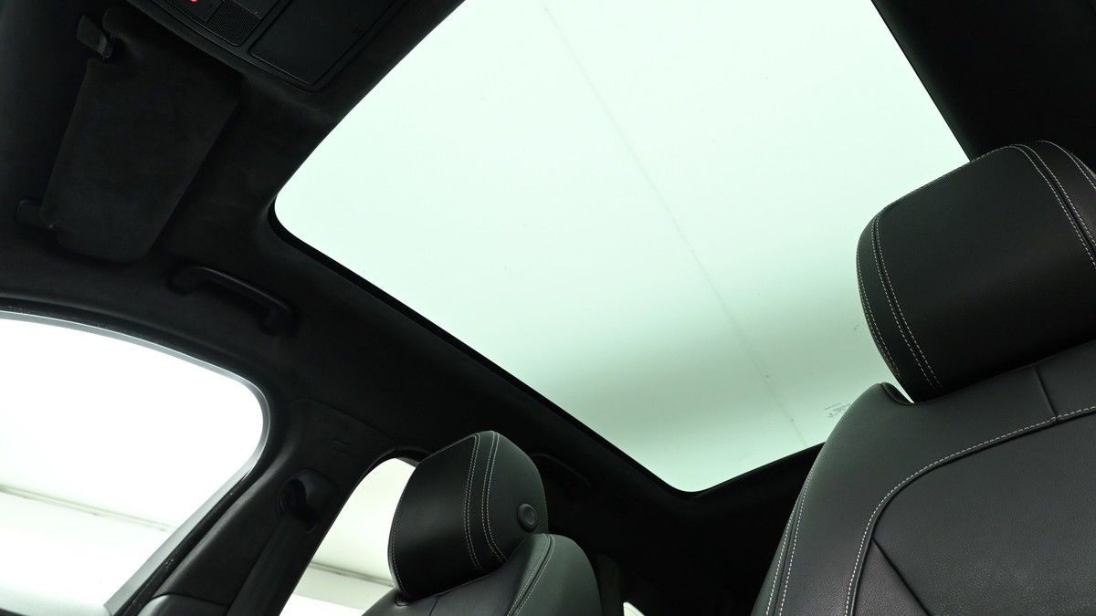 Jaguar F-PACE Image 2