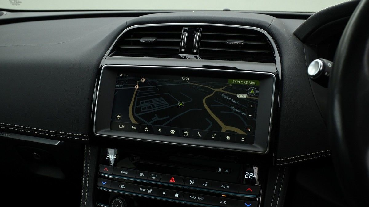 Jaguar F-PACE Image 11
