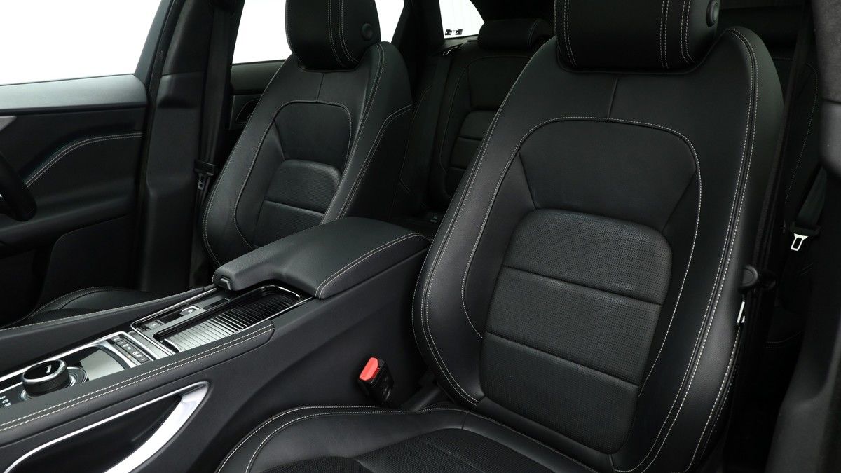 Jaguar F-PACE Image 4