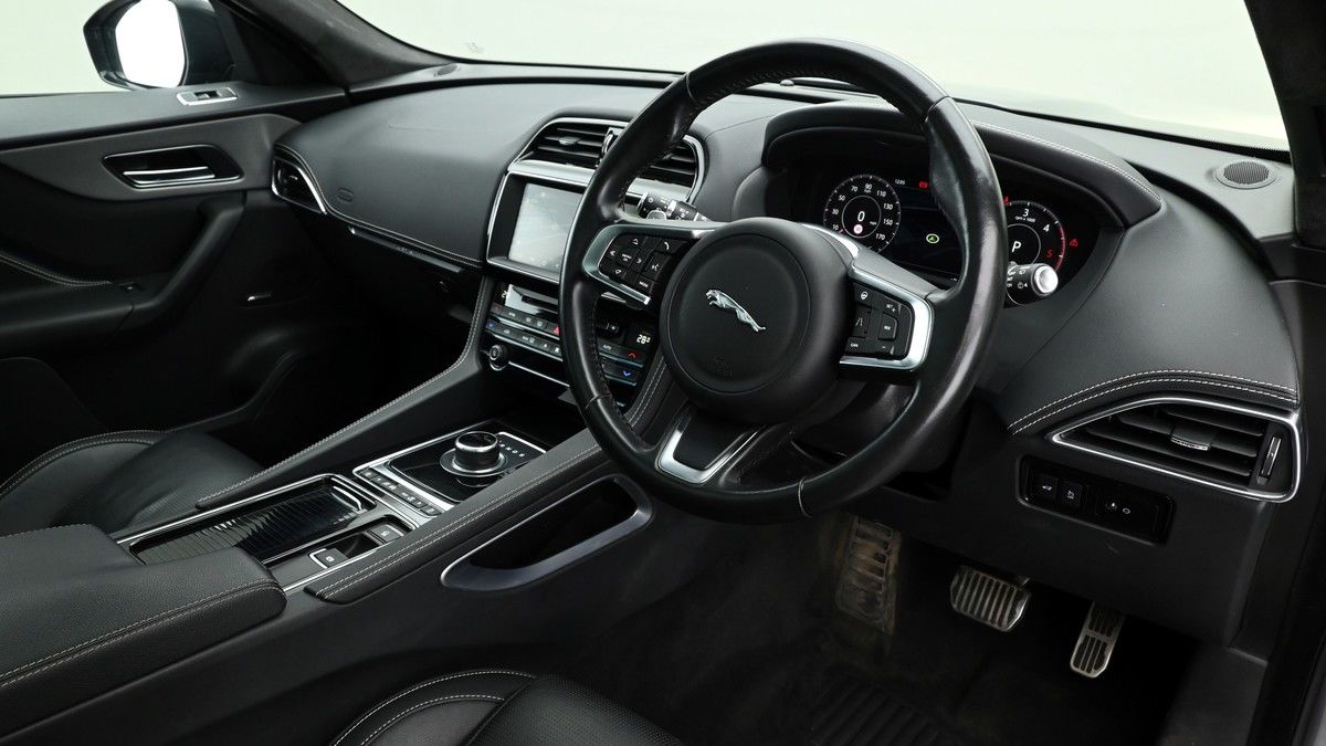 Jaguar F-PACE Image 3
