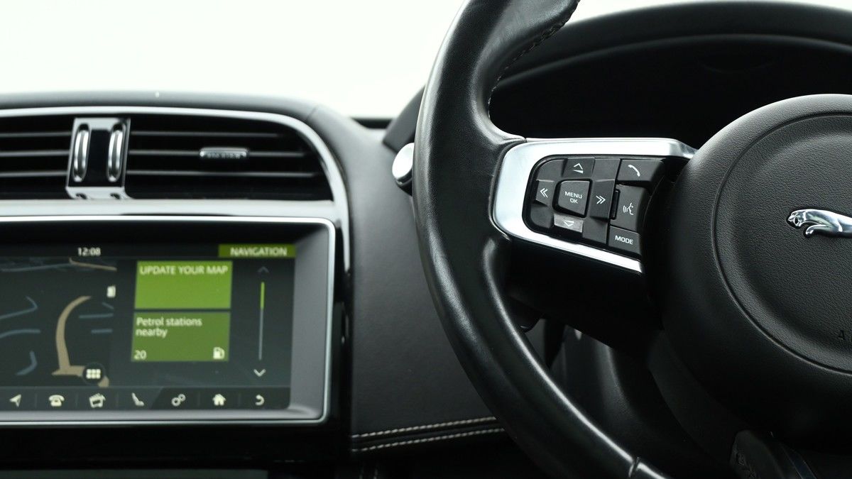 Jaguar F-PACE Image 15