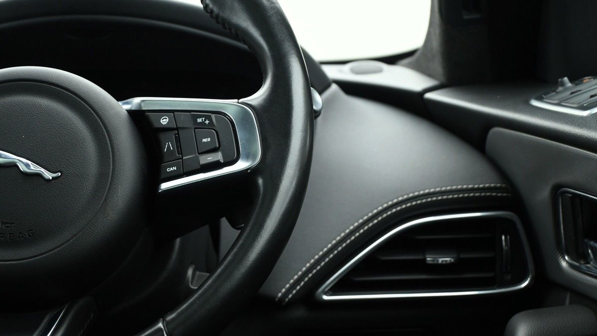 Jaguar F-PACE Image 16