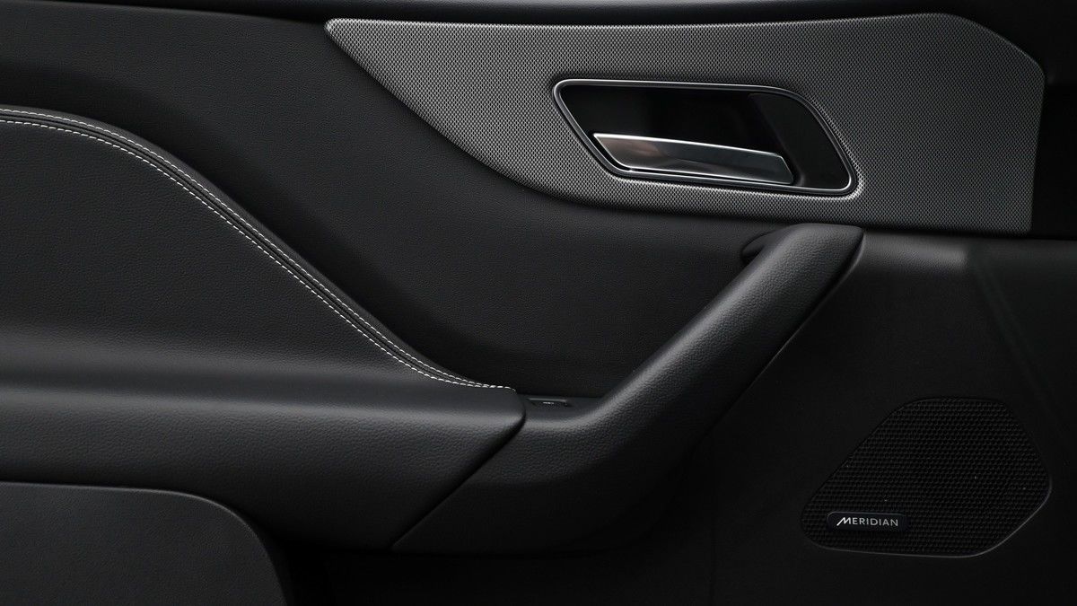 Jaguar F-PACE Image 13