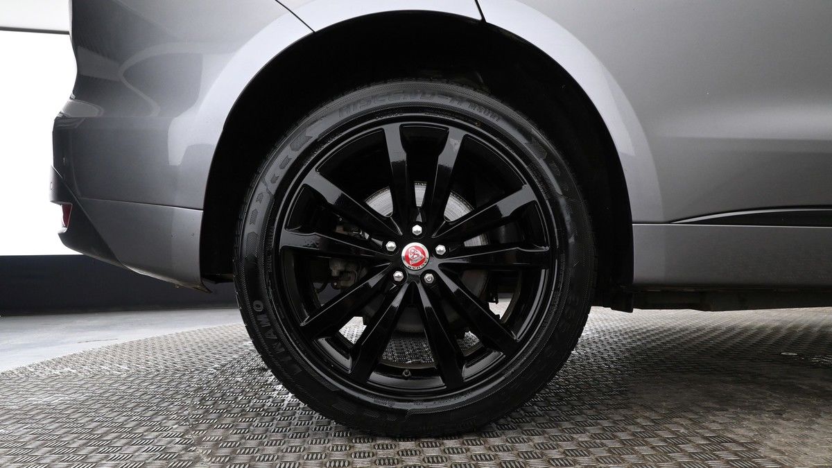 Jaguar F-PACE Image 9