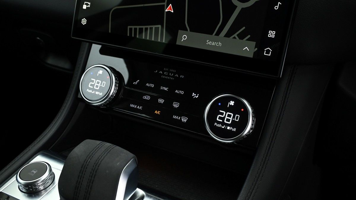 Jaguar F-PACE Image 11