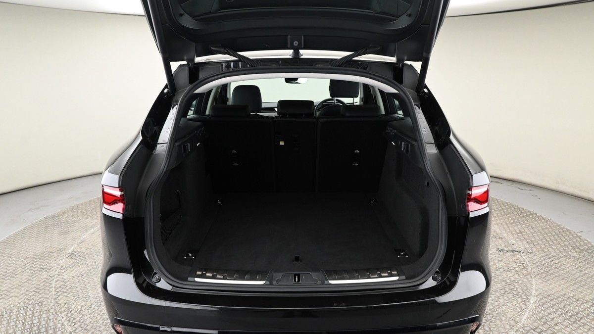 Jaguar F-PACE Image 9