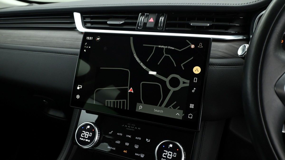 Jaguar F-PACE Image 10