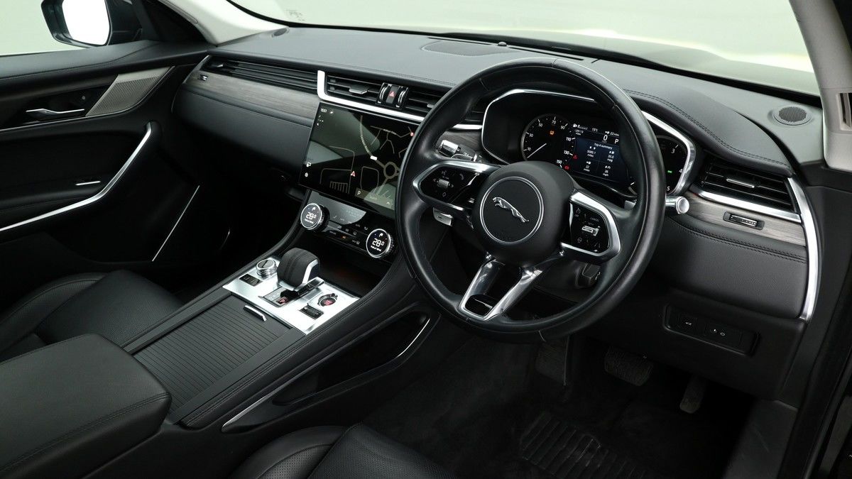 Jaguar F-PACE Image 2