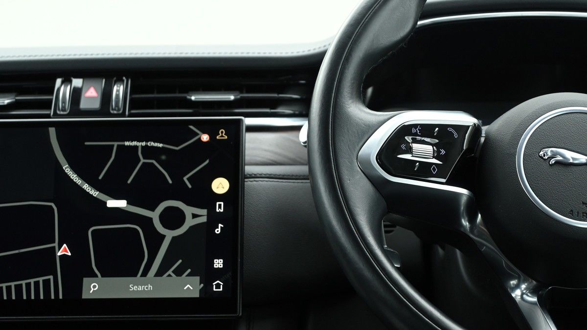 Jaguar F-PACE Image 14