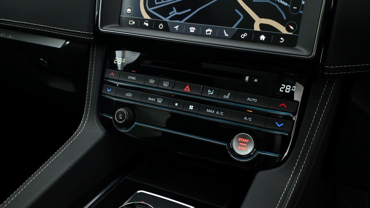 Jaguar F-PACE Image 12
