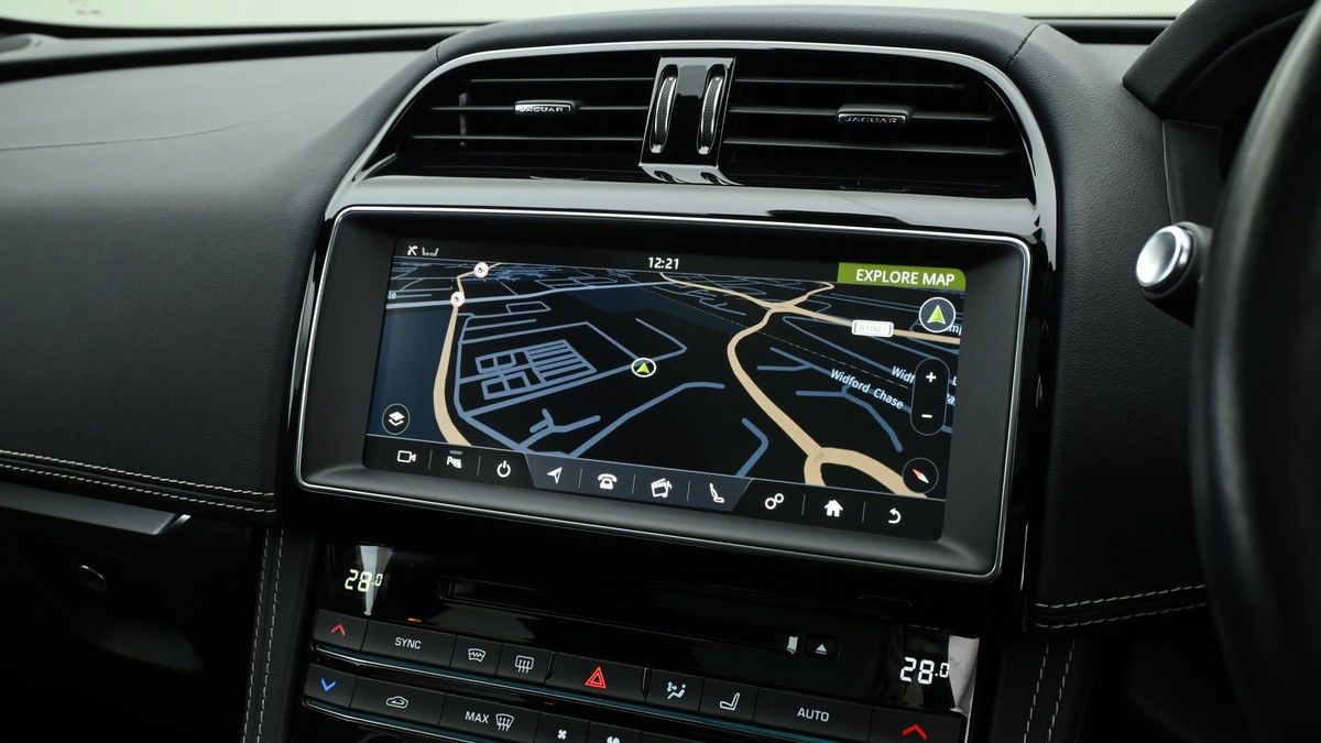 Jaguar F-PACE Image 11