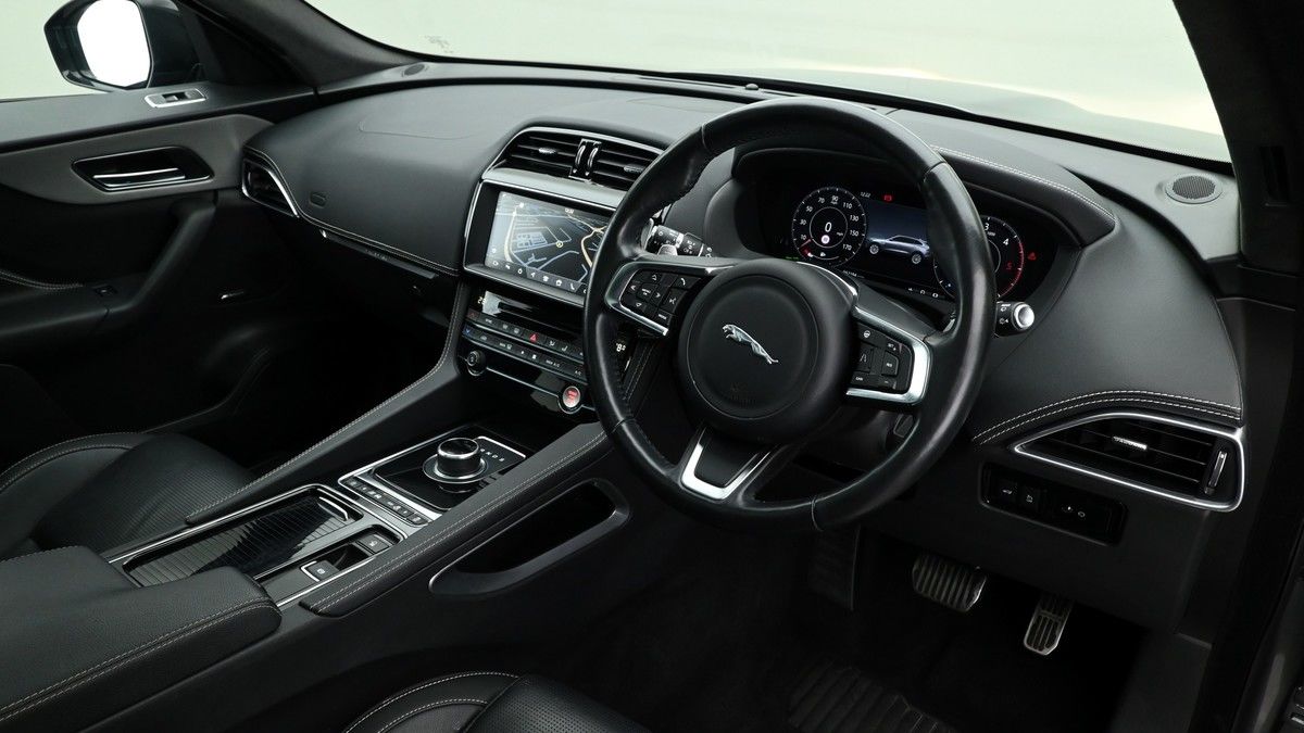 Jaguar F-PACE Image 3