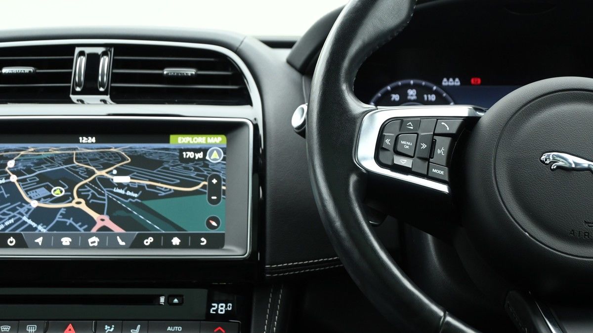 Jaguar F-PACE Image 15