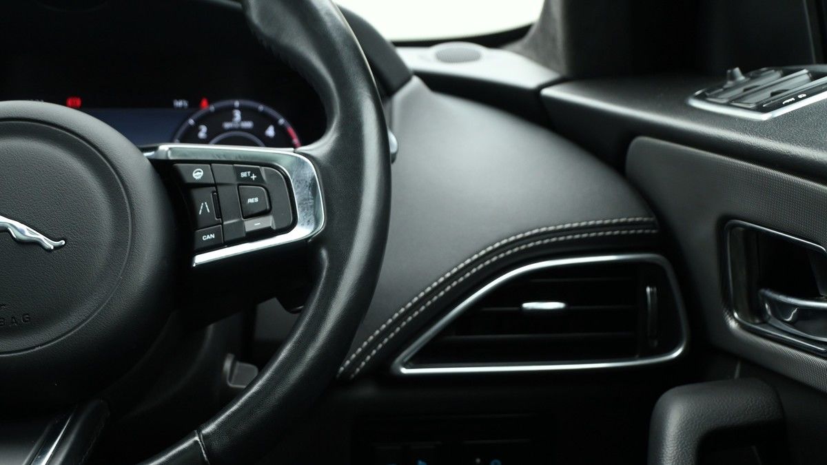 Jaguar F-PACE Image 16