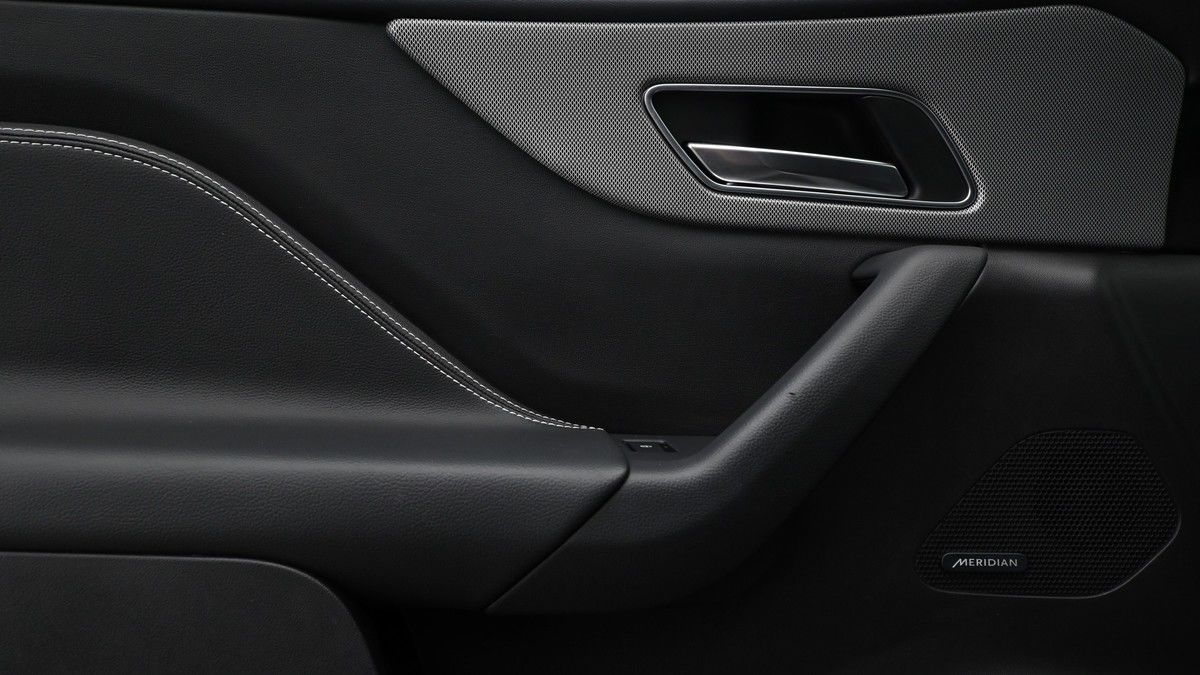 Jaguar F-PACE Image 13