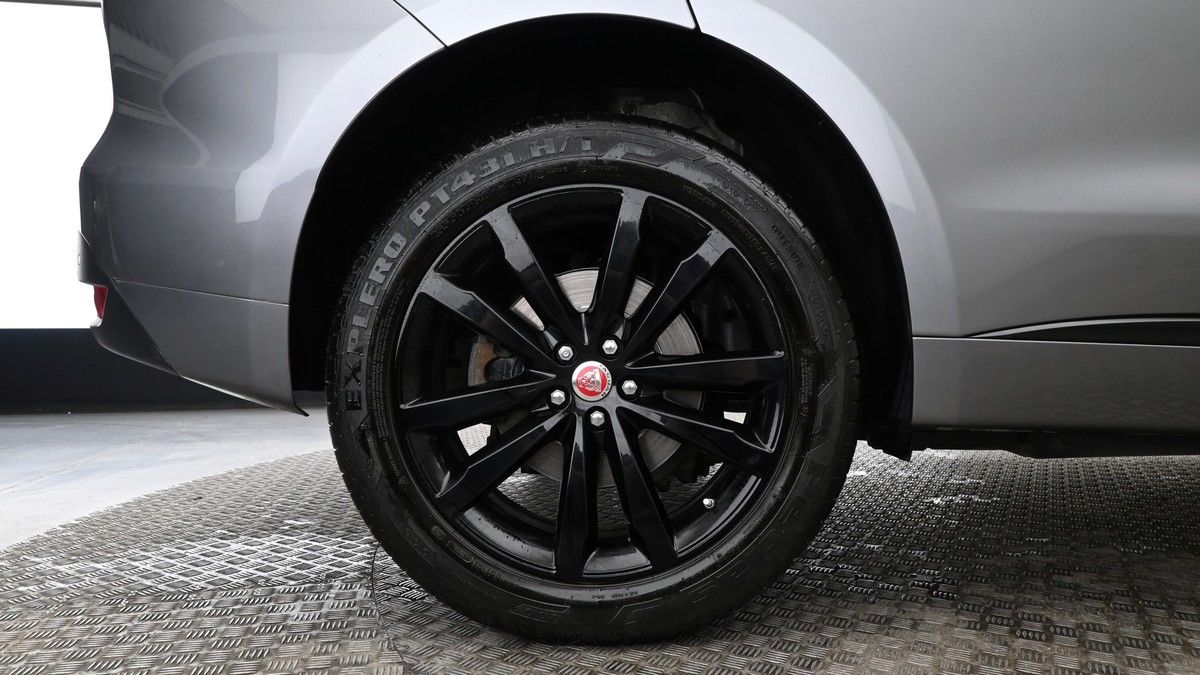 Jaguar F-PACE Image 9