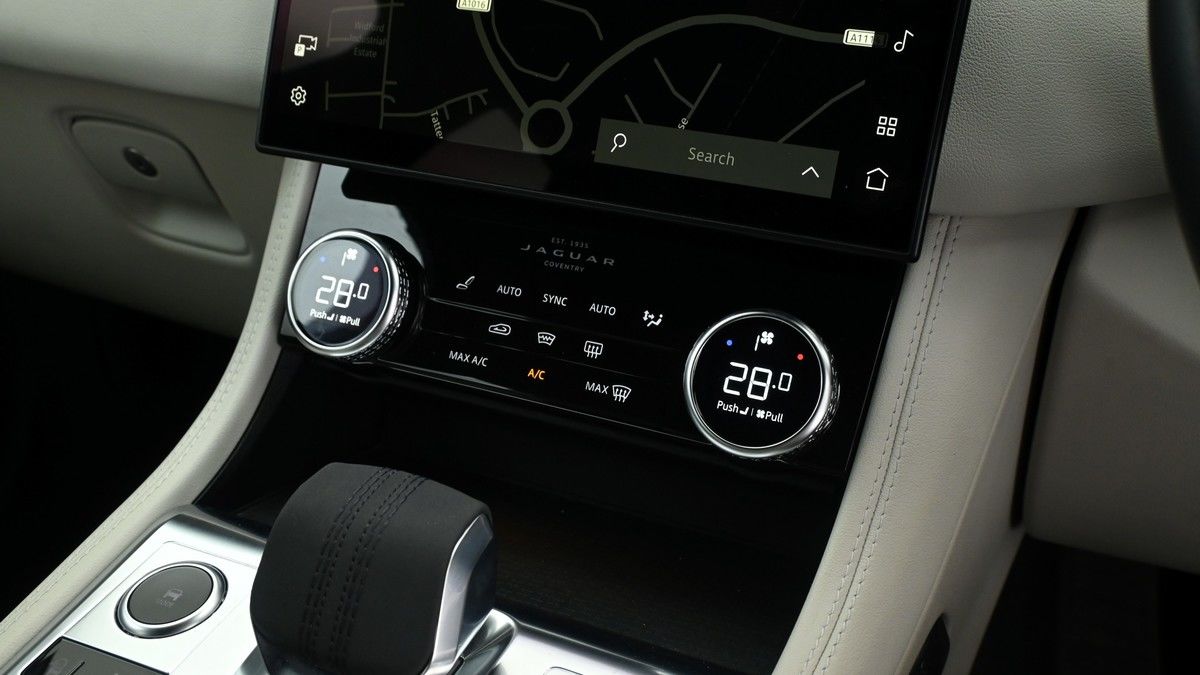 Jaguar F-PACE Image 11