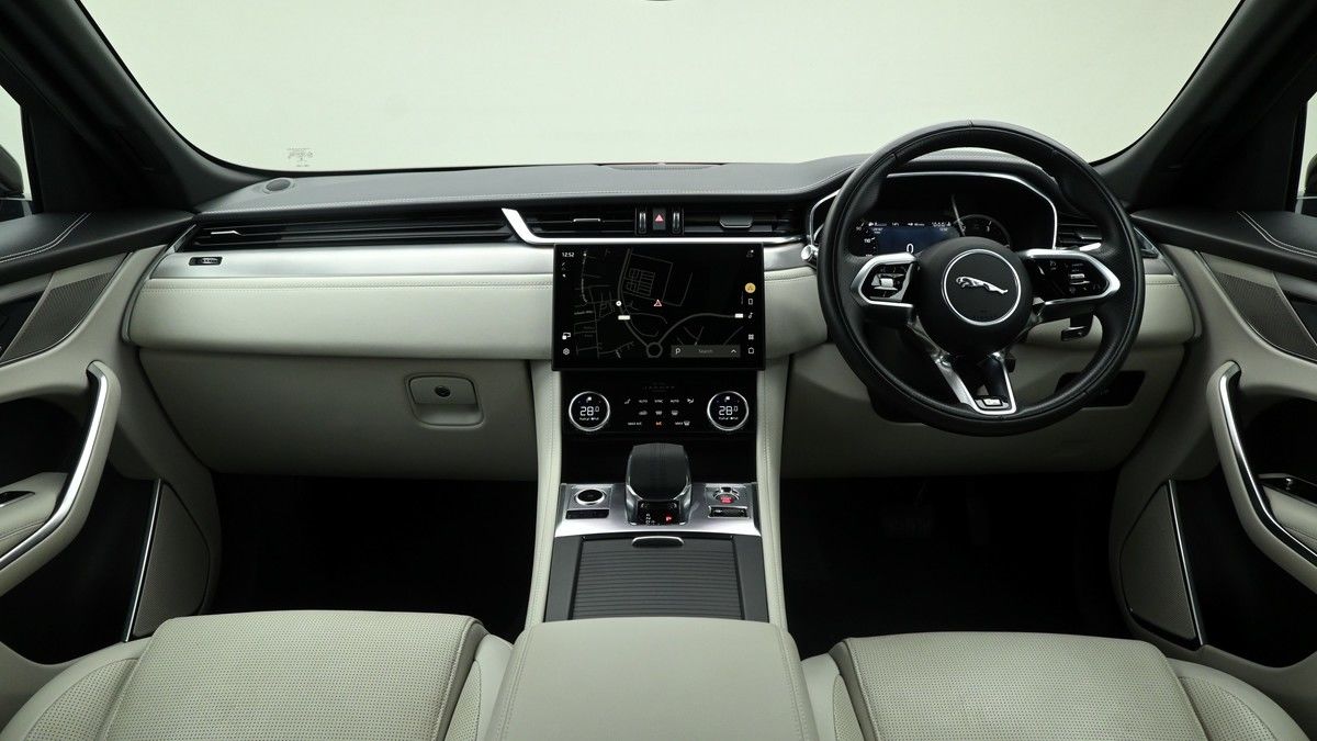 Jaguar F-PACE Image 13