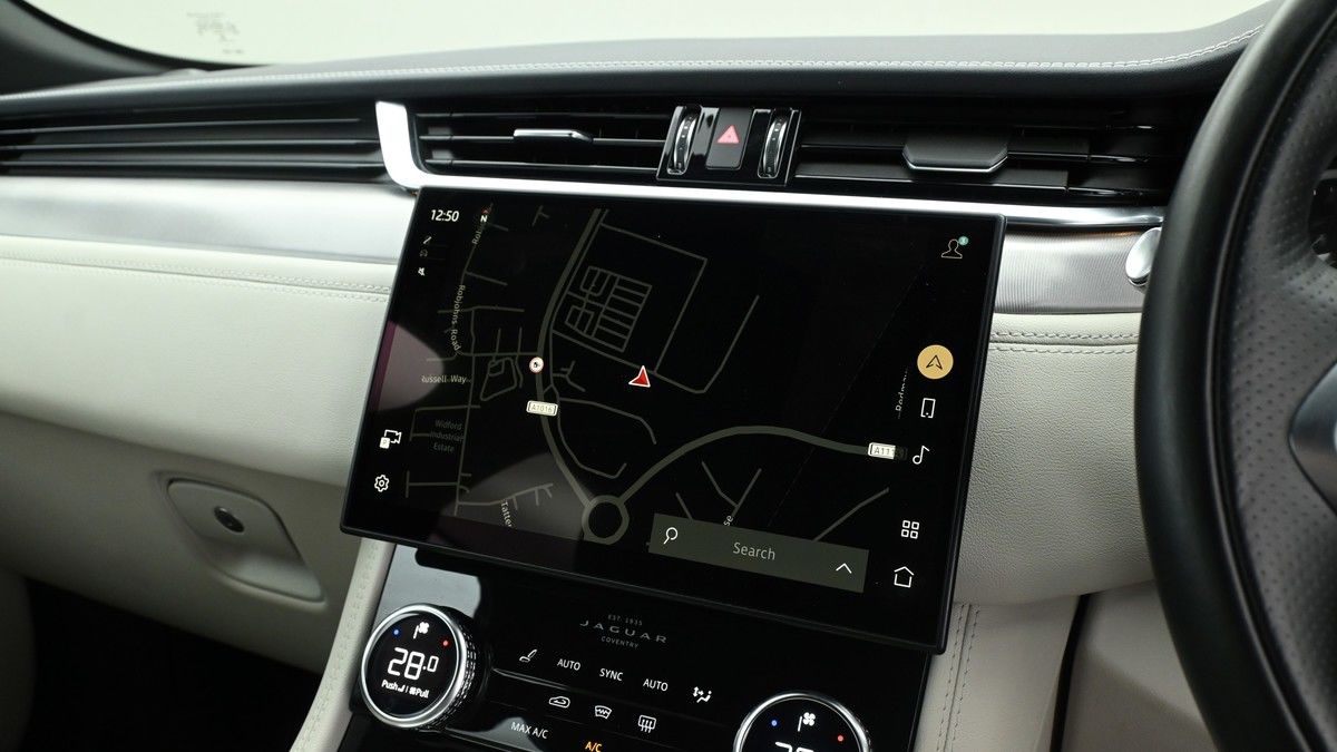 Jaguar F-PACE Image 10