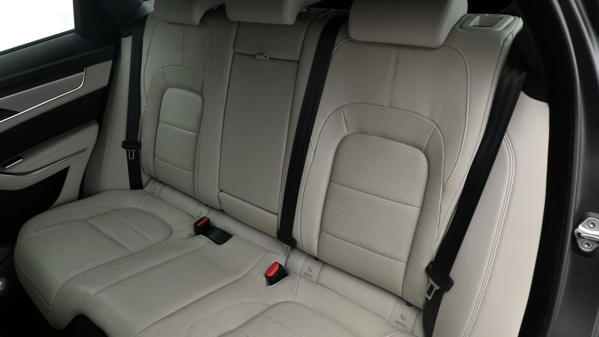 Jaguar F-PACE Image 4