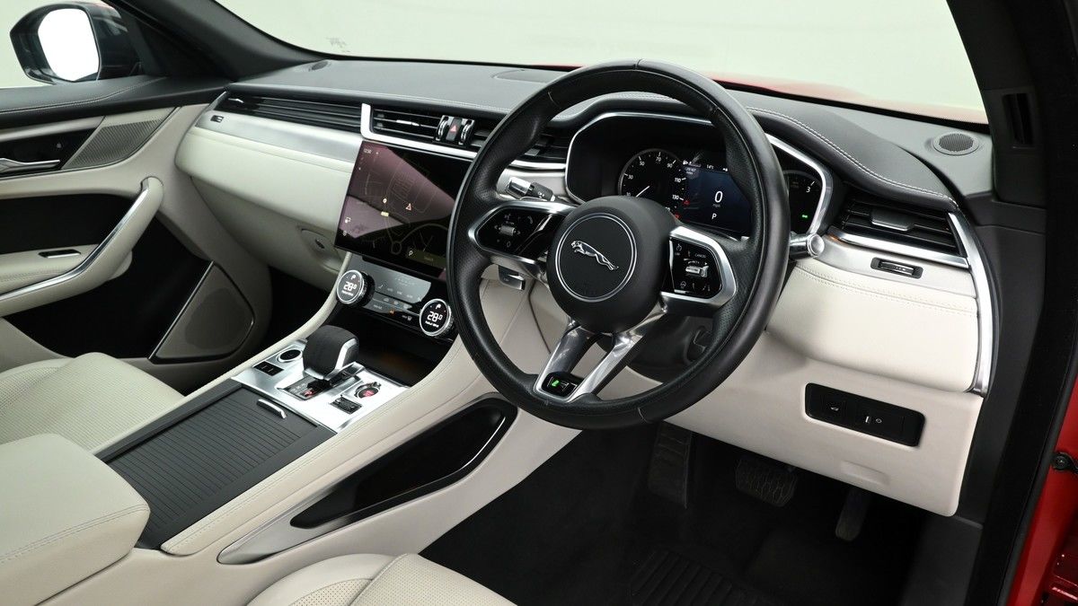 Jaguar F-PACE Image 2