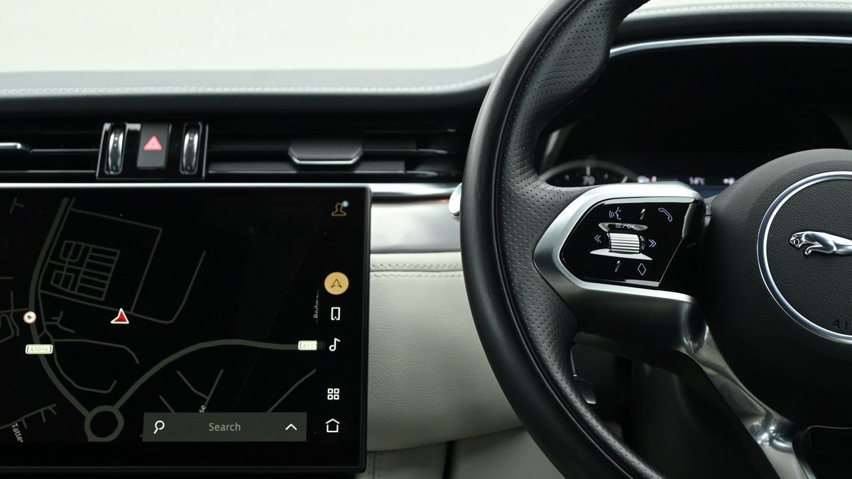 Jaguar F-PACE Image 14