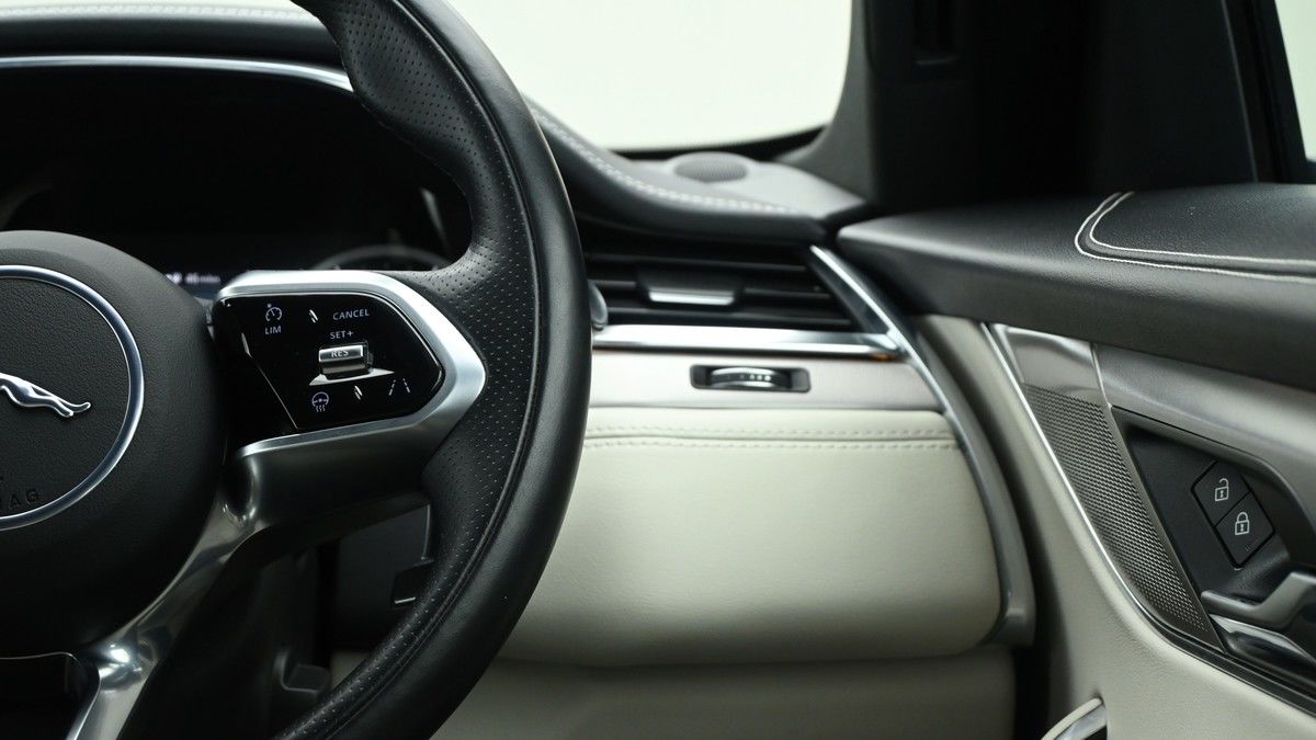 Jaguar F-PACE Image 15