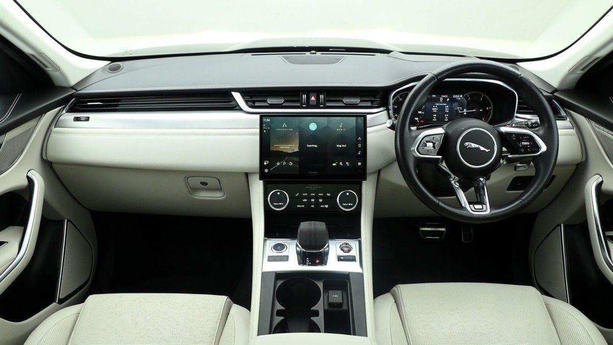 Jaguar F-PACE Image 14