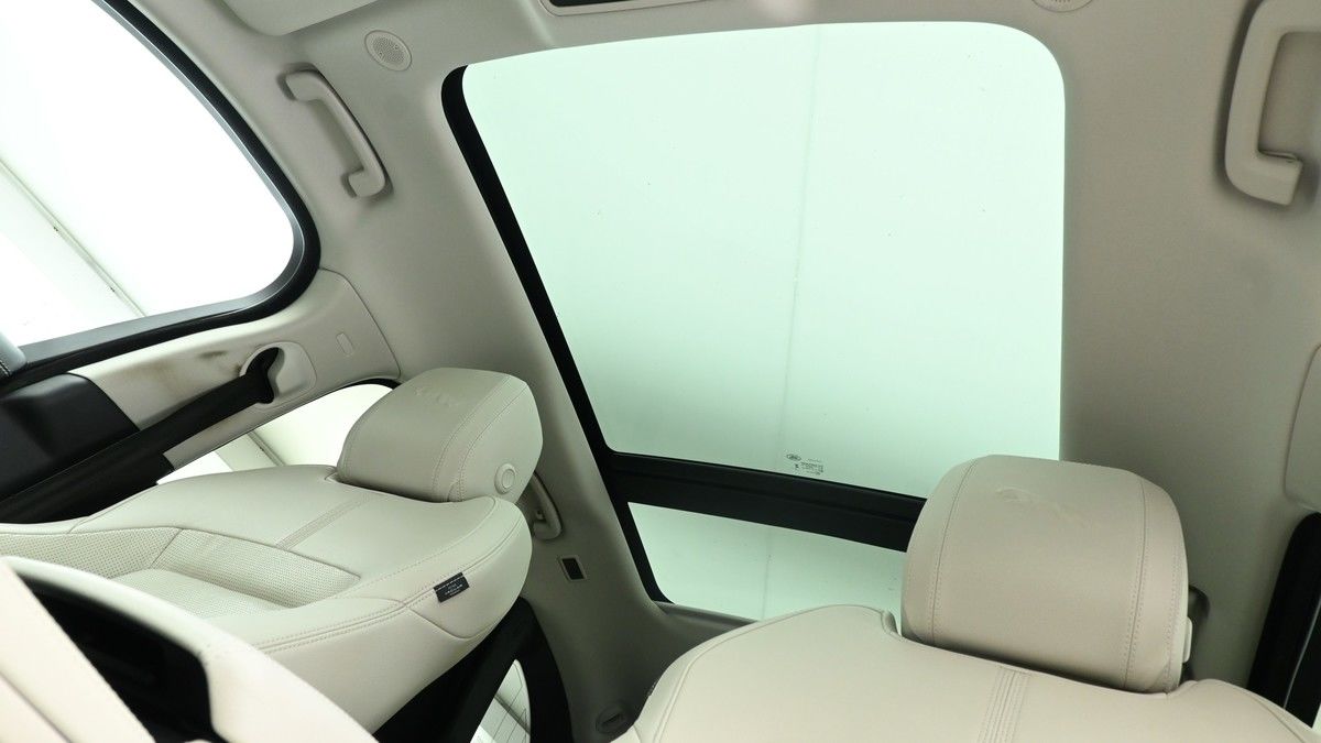 Jaguar F-PACE Image 2