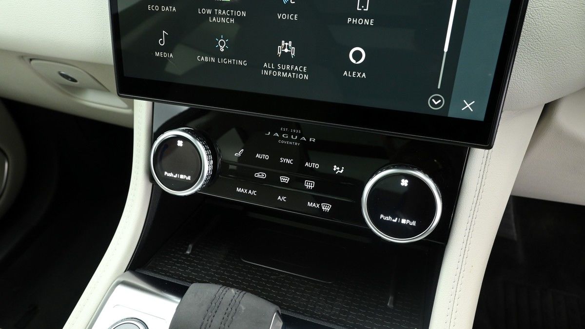 Jaguar F-PACE Image 11