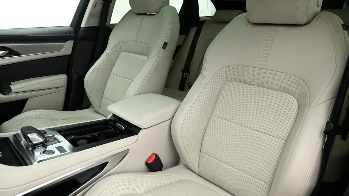 Jaguar F-PACE Image 4