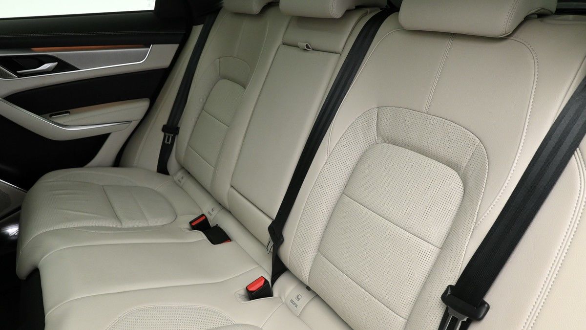 Jaguar F-PACE Image 5