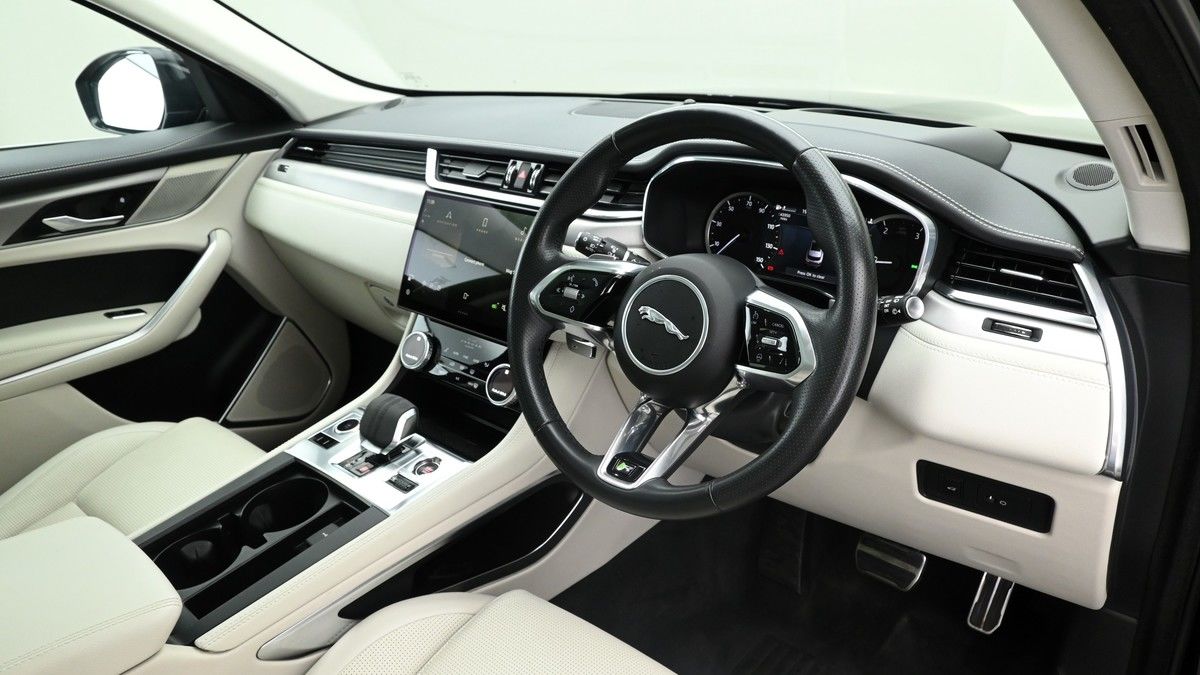 Jaguar F-PACE Image 3