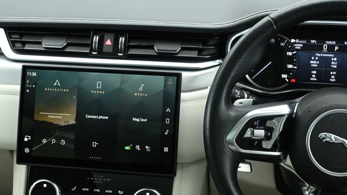 Jaguar F-PACE Image 15