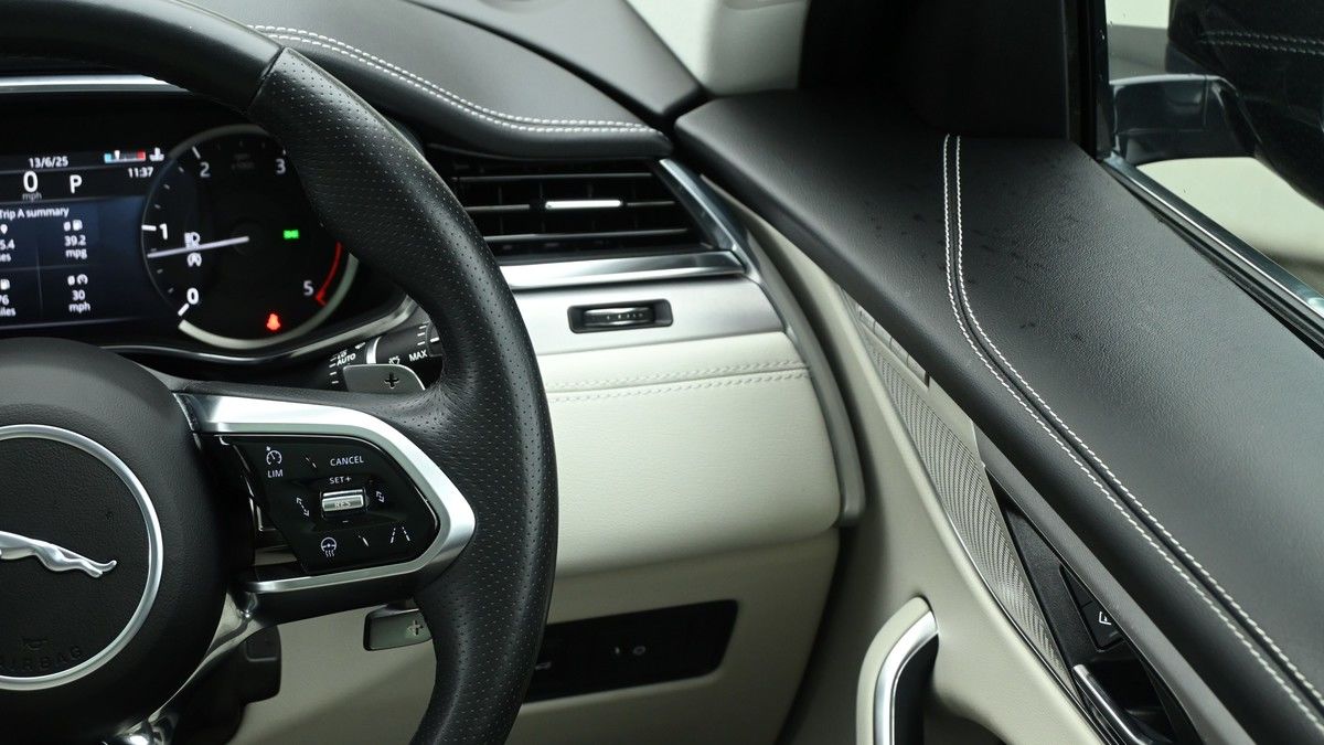 Jaguar F-PACE Image 16