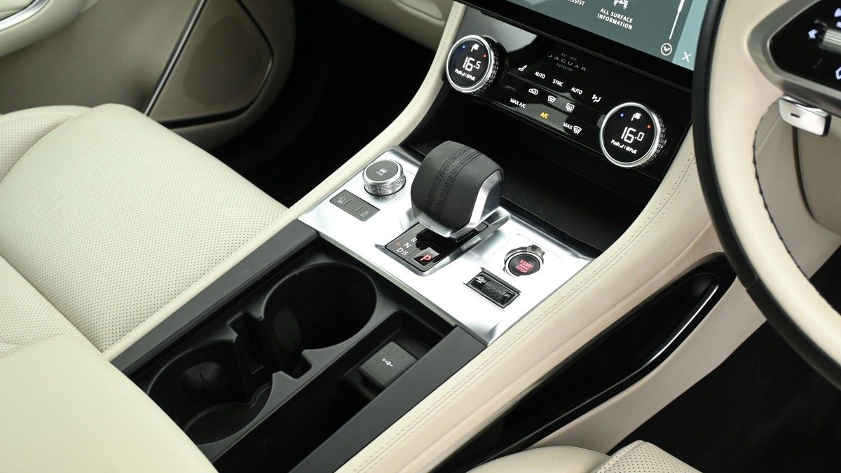 Jaguar F-PACE Image 2