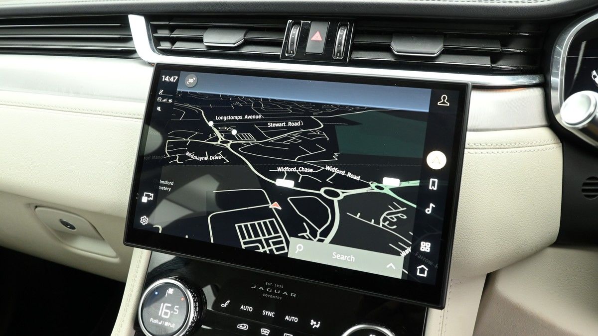Jaguar F-PACE Image 11