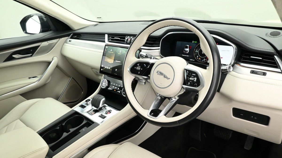Jaguar F-PACE Image 3