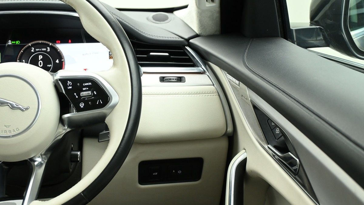 Jaguar F-PACE Image 16