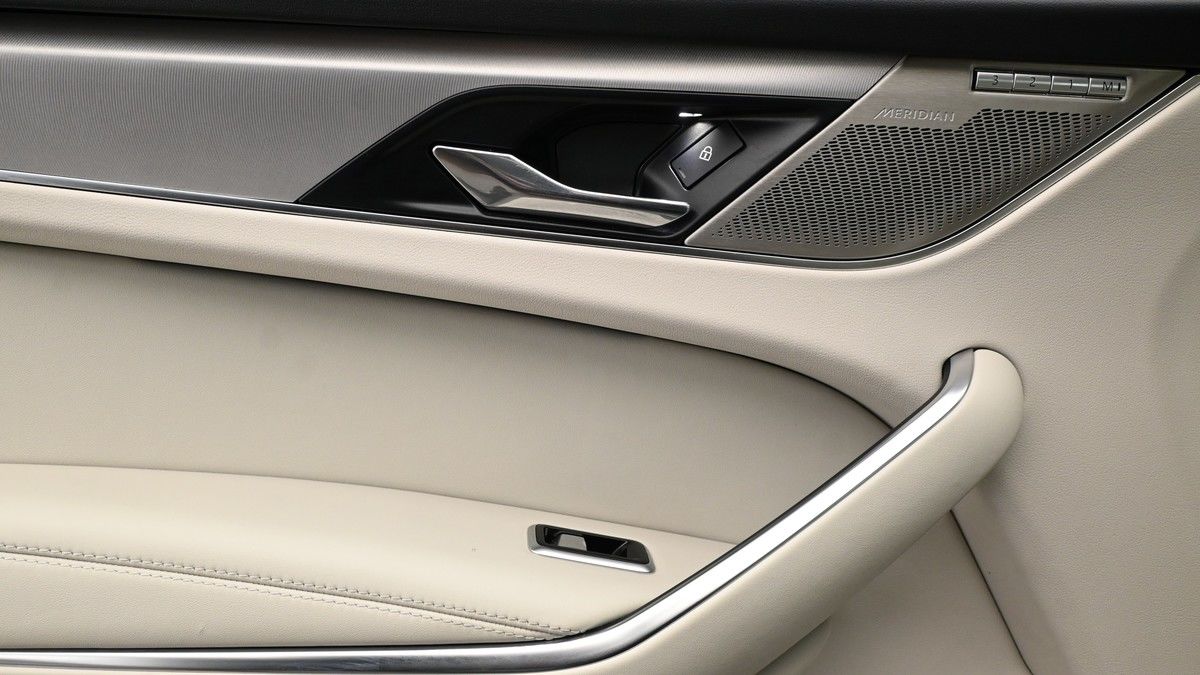 Jaguar F-PACE Image 13