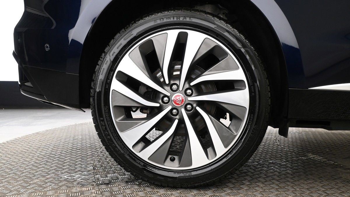 Jaguar F-PACE Image 9
