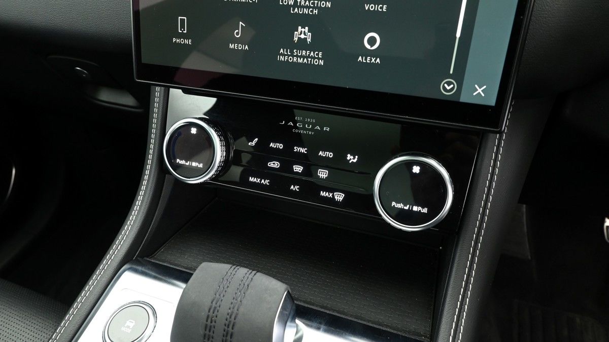 Jaguar F-PACE Image 12