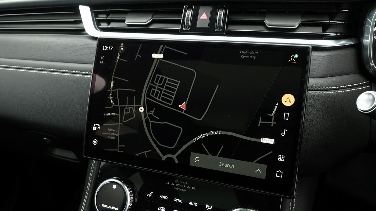 Jaguar F-PACE Image 11