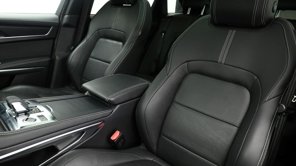 Jaguar F-PACE Image 4