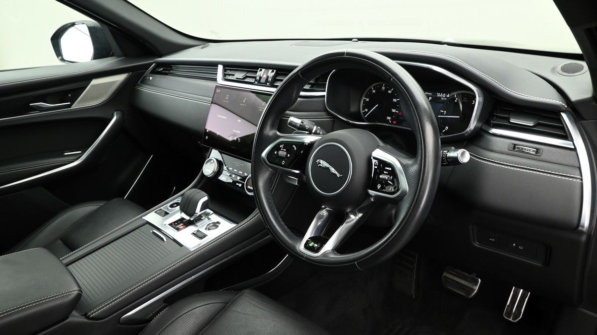 Jaguar F-PACE Image 3