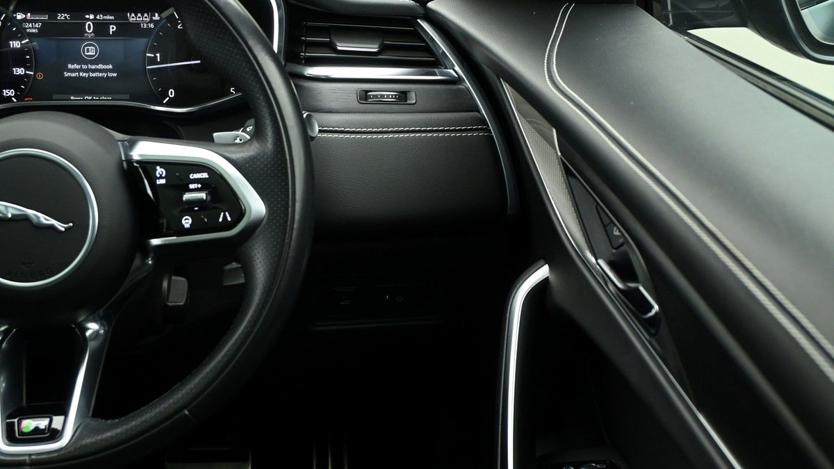 Jaguar F-PACE Image 16