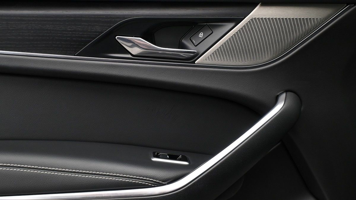 Jaguar F-PACE Image 13