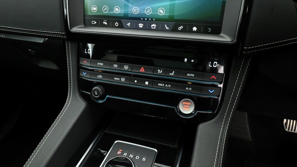 Jaguar F-PACE Image 12
